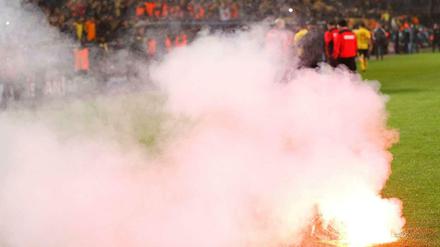 Wegen Feuerwerkskörper aus dem Istanbuler Fanblock stand das Spiel kurz vor dem Abbruch