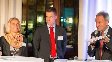 Kommunikativ. Der Präsident des Deutschen Behindertensportverbandes (DBS) Friedhelm Julius Beucher (r.) ist für die Nähe zu seinen Athleten bekannt. Zu Gast des Parlamantarischen Abends am 3. November 2014 im ABDA-Haus in Mitte waren auch der Leichtathlet und Prothesenspringer Markus Rehm (2.v.r.) und die blinde Verena Benetele, mehrfache Paralympicssiegerin im Ski nordisch, jetzige Bundesbehindertenbeauftragte. Marketa Marzoli, langjährige Pressepsrecherin des DBS, moderierte den Abend. 