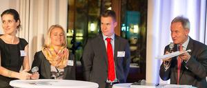 Kommunikativ. Der Präsident des Deutschen Behindertensportverbandes (DBS) Friedhelm Julius Beucher (r.) ist für die Nähe zu seinen Athleten bekannt. Zu Gast des Parlamantarischen Abends am 3. November 2014 im ABDA-Haus in Mitte waren auch der Leichtathlet und Prothesenspringer Markus Rehm (2.v.r.) und die blinde Verena Benetele, mehrfache Paralympicssiegerin im Ski nordisch, jetzige Bundesbehindertenbeauftragte. Marketa Marzoli, langjährige Pressepsrecherin des DBS, moderierte den Abend.