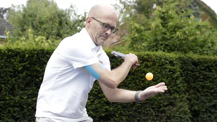 Jens Greve, an Parkinson erkrankter Berliner, der mit Tischtennis seine Krankheit bekaempft und jetzt in Berlin sogar eine WM für erkrankte TT-Spieler organisiert. 
Copyright: Sven Darmer, 2. 9. 2021