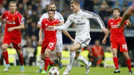 Lenkte Real ins Achtelfinale: Toni Kroos (hier gegen drei staunende Liverpooler).
