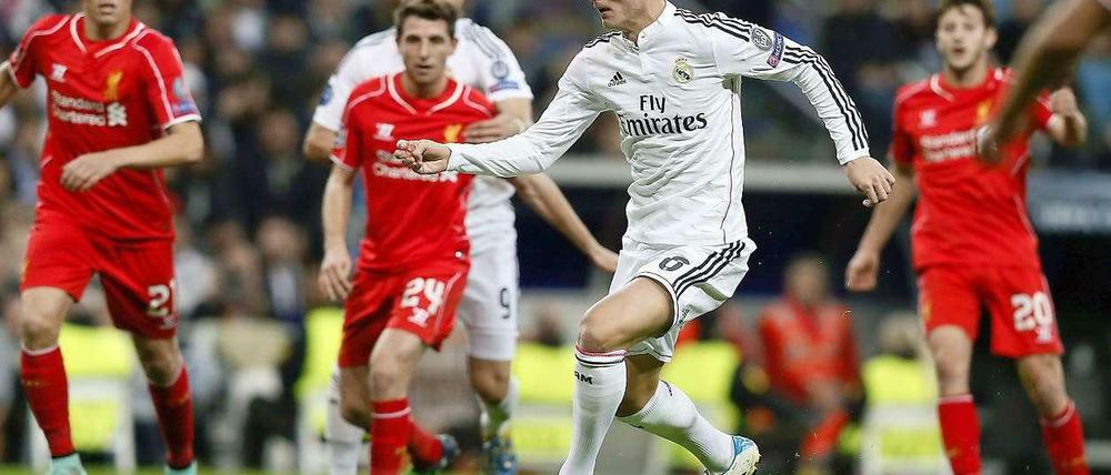 Lenkte Real ins Achtelfinale: Toni Kroos (hier gegen drei staunende Liverpooler).