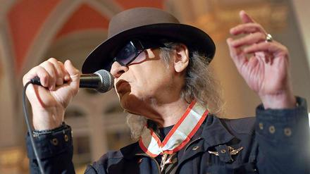 Udo mit Orden. Eigentlich hat er es nicht so mit Ehrungen, aber für „Wowiman“ machte er eine Ausnahme. Und trat auch noch auf: Udo Lindenberg, im Roten Rathaus.