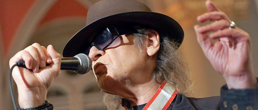 Udo mit Orden. Eigentlich hat er es nicht so mit Ehrungen, aber für „Wowiman“ machte er eine Ausnahme. Und trat auch noch auf: Udo Lindenberg, im Roten Rathaus.