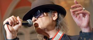 Udo mit Orden. Eigentlich hat er es nicht so mit Ehrungen, aber für „Wowiman“ machte er eine Ausnahme. Und trat auch noch auf: Udo Lindenberg, im Roten Rathaus.