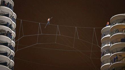 Man muss schon genau hinschauen, um Nik Wallenda auf die große Entfernung zu erkennen - im Dunkel der Nacht. 