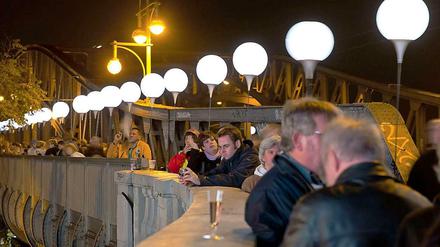 Päuschen mit Sekt unter den leuchtenden Ballons - an der Bornholmer Brücke in Prenzlauer Berg.
