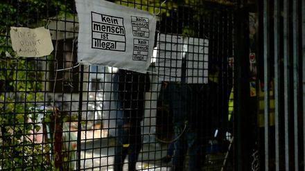 Die Mahnwache vor der Gerhart-Hauptmann-Schule harrt weiter aus.
