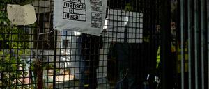 Die Mahnwache vor der Gerhart-Hauptmann-Schule harrt weiter aus.