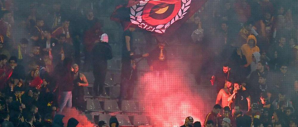Da ist Feuer drin. Anhänger von Galatasaray.