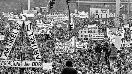 Die größte Demonstration der DDR-Geschichte endete am 4. November mit einer Kundgebung auf dem Alexanderplatz.