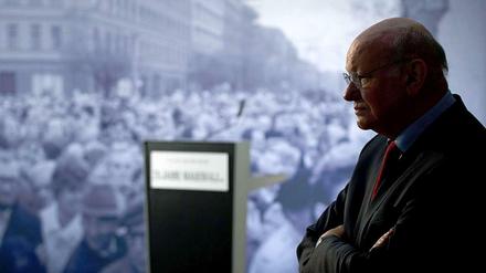 Walter, nun freue Dich. Mit dem roten Schal war er einst Regierender Bürgermeister des plötzlich nicht mehr geteilten Berlins. In den Tagen zuvor hatte sich der Senat von West-Berlin auf alle Eventualitäten vorbereitet. Gut ein Jahr später musste er schon abtreten. Am Sonntag war er Gast bei den wichtigen Gedenkfeiern. Und flüsterte: "Schön".