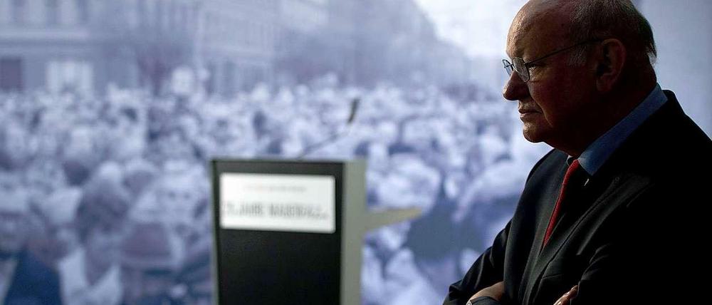 Walter, nun freue Dich. Mit dem roten Schal war er einst Regierender Bürgermeister des plötzlich nicht mehr geteilten Berlins. In den Tagen zuvor hatte sich der Senat von West-Berlin auf alle Eventualitäten vorbereitet. Gut ein Jahr später musste er schon abtreten. Am Sonntag war er Gast bei den wichtigen Gedenkfeiern. Und flüsterte: "Schön".