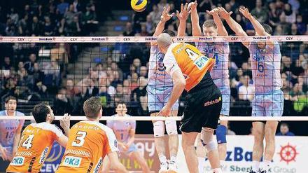 Vorbei an allen Hindernissen: Werden die Volleys Gruppenerster oder Zweiter, rückt das Finale daheim in greifbare Nähe.