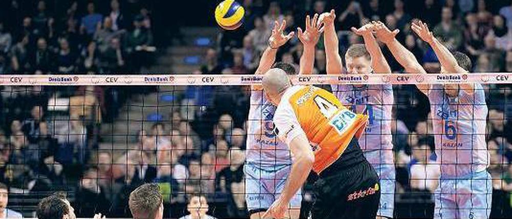Vorbei an allen Hindernissen: Werden die Volleys Gruppenerster oder Zweiter, rückt das Finale daheim in greifbare Nähe.