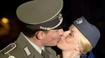 Was für eine Inszenierung? Deutschland feiert das Mauerfall Jubiläum und dieses kostümierte Pärchen feiert mit. Wie wird der Jahrestag im Ausland gesehen?
