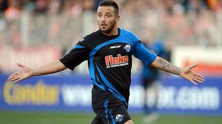 Deniz Naki ist in Deutschland geboren und spielte unter anderem für das zweite Team von Bayer Leverkusen, St. Pauli und den SC Paderborn. 