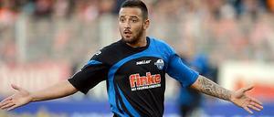 Deniz Naki ist in Deutschland geboren und spielte unter anderem für das zweite Team von Bayer Leverkusen, St. Pauli und den SC Paderborn. 