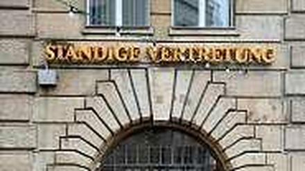Die Ständige Vertretung hat ihren Sitz am Schiffbauerdamm in Berlin-Mitte.