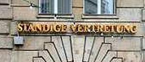 Die Ständige Vertretung hat ihren Sitz am Schiffbauerdamm in Berlin-Mitte.