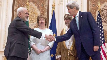 Irans Außenminister Mohammed Javad Sarif, die EU-Außenbeauftrage Catherine Ashton, Omans Außenminister Jussuf bin Alawi und US-Außenminister John Kerry am Wochenende in Oman.