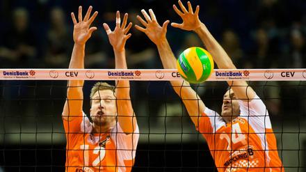Starke Leistung: Paul Carroll (li.) und Tomas Kmet im Einsatz für die BR Volleys in der Champions League.