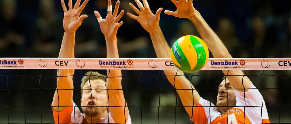 Starke Leistung: Paul Carroll (li.) und Tomas Kmet im Einsatz für die BR Volleys in der Champions League.