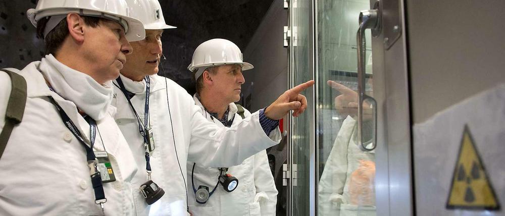 Unter Tage. Wolfram König zeigt Barbara Hendricks die Asse.