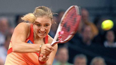 Angelique Kerber, 26, wurde in Bremen geboren und spielt seit 2003 auf der WTA-Profitour, auf der sie bislang drei Turniere gewann. Die Weltranglistenzehnte trifft am Wochenende im Finale des Fed-Cups in Prag mit dem deutschen Team auf Tschechien.