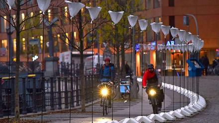 Ballonstelen markieren den früheren Verlauf der Berliner Mauer am Reichtagsufer in Berlin. Sie sind Teil des Projekts "Lichtgrenze 2014" zum 25.Jahrestag des Mauerfalls am 09.11.2014.