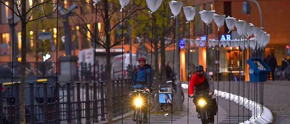 Ballonstelen markieren den früheren Verlauf der Berliner Mauer am Reichtagsufer in Berlin. Sie sind Teil des Projekts "Lichtgrenze 2014" zum 25.Jahrestag des Mauerfalls am 09.11.2014.