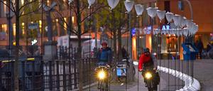 Ballonstelen markieren den früheren Verlauf der Berliner Mauer am Reichtagsufer in Berlin. Sie sind Teil des Projekts "Lichtgrenze 2014" zum 25.Jahrestag des Mauerfalls am 09.11.2014.