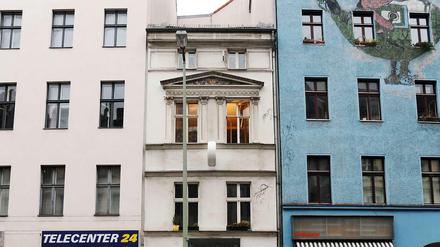 Zwischen zwei "normal" großen Mietshäusern fügt sich das Haus in die 1860 bei der Neuparzellierung der Luisenstadt einfach übrig gebliebene Lücke. 