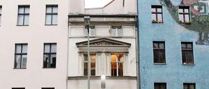 Zwischen zwei "normal" großen Mietshäusern fügt sich das Haus in die 1860 bei der Neuparzellierung der Luisenstadt einfach übrig gebliebene Lücke. 