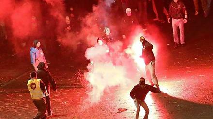 Mit Blendgranaten bewerfen die Hooligans Polizisten.