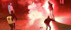 Mit Blendgranaten bewerfen die Hooligans Polizisten.