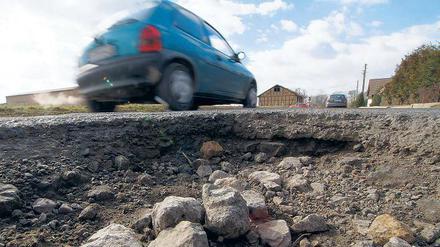 Pech gehabt. Nach dem Winter kommen die Schlaglöcher. Auf Schäden am Auto bleiben Halter meist sitzen.