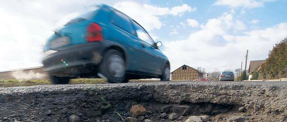 Pech gehabt. Nach dem Winter kommen die Schlaglöcher. Auf Schäden am Auto bleiben Halter meist sitzen.