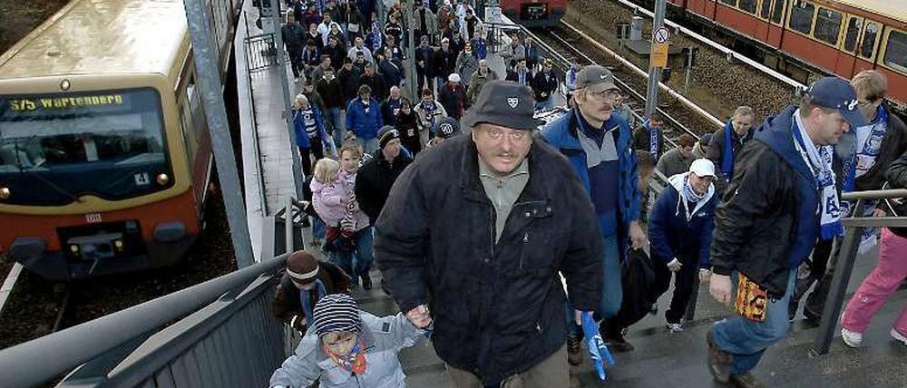 Massenwanderung. Am Freitag fahren keine S-Bahnen Richtung Olympiastadion.