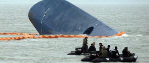 Die Fähre "Sewol" war hoffnungslos überladen, als sie im April mit über 300 Menschen an Bord sank. 295 Leichen wurden bislang geborgen.