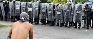 Ein Demonstrant stellt sich im mexikanischen Acapulco bewaffnet Polizisten entgegen.