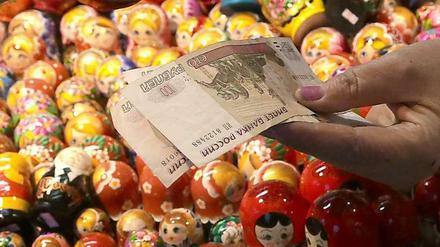 Russland lässt Rubel frei handeln.