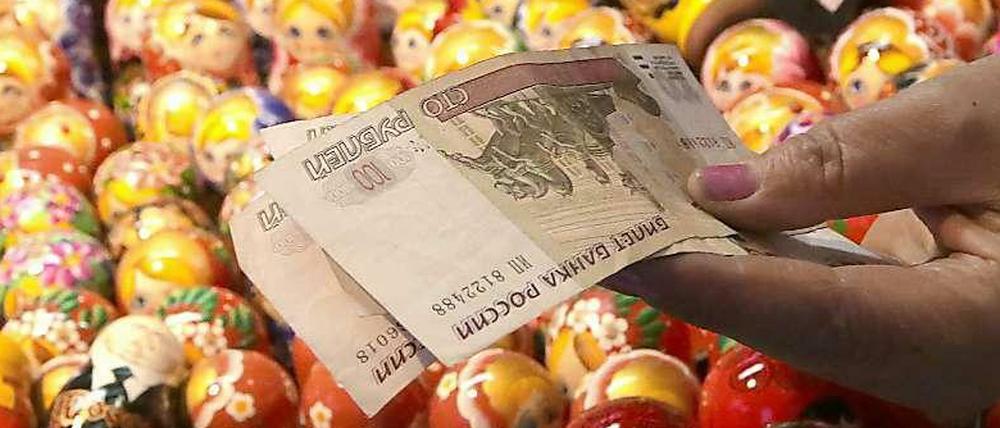 Russland lässt Rubel frei handeln.