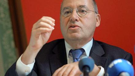 Gregor Gysi wird von Israel-Kritikern im Bundestag bedrängt. Der Linksfraktionschef flüchtet darauf hin auf die Toilette und schließt sich dort ein.
