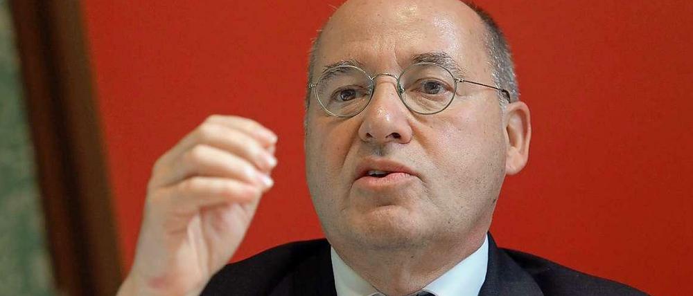 Gregor Gysi wird von Israel-Kritikern im Bundestag bedrängt. Der Linksfraktionschef flüchtet darauf hin auf die Toilette und schließt sich dort ein.