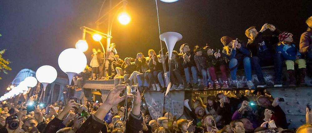Dicht an Dicht, aber in ausgelassener Stimmung: Gedenken an den Fall der Mauer.