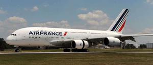 Bei klarer Sicht habe es zu Beginn des Reiseflugs nach der Startphase unerwartete und heftige Turbulenzen gegeben, hieß es.