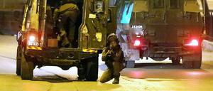 Israelische Armeepatrouille in Hebron. Zuvor war eine junge Israelin in der Nähe erstochen worden.