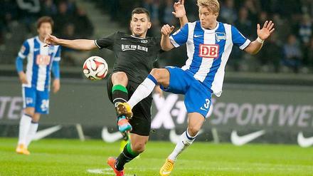 Ceyhun Gülselam von Hannover 96 im Zweikampf mit Herthas Per Ciljan Skjelbred.