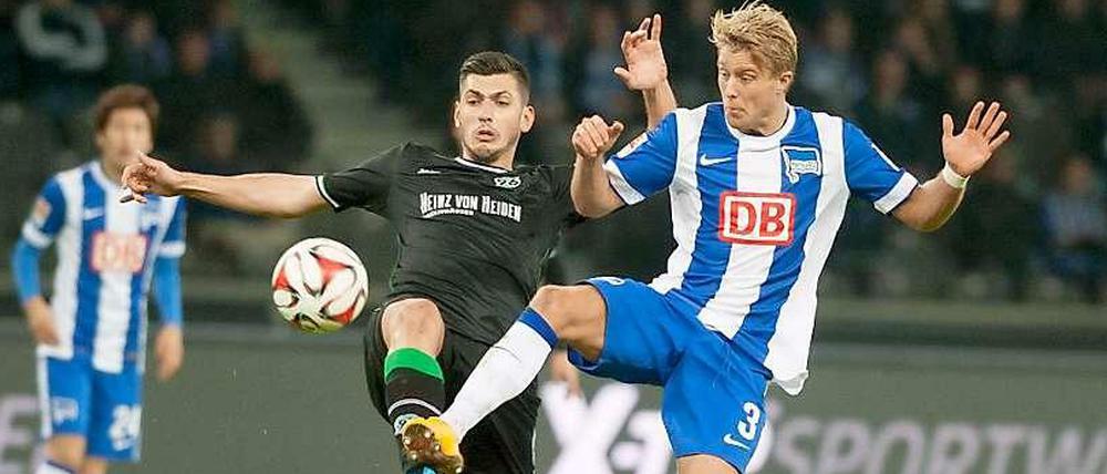 Ceyhun Gülselam von Hannover 96 im Zweikampf mit Herthas Per Ciljan Skjelbred.
